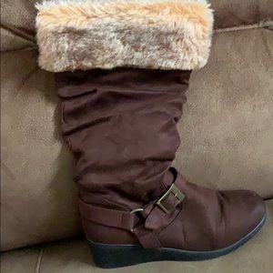 Platformed boots with fur